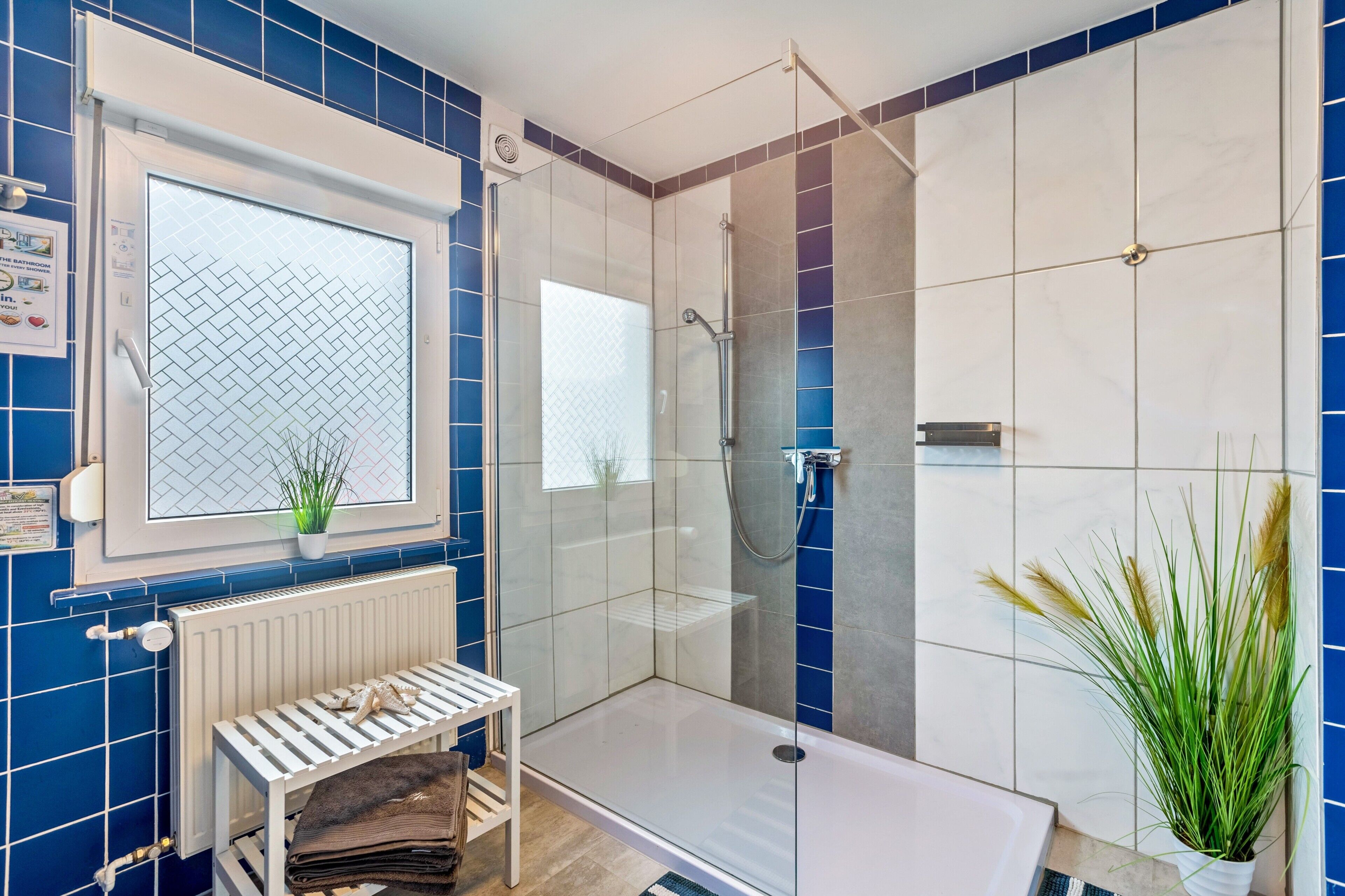 Dusche, kostenlose Toilettenartikel, Haartrockner, Handtücher