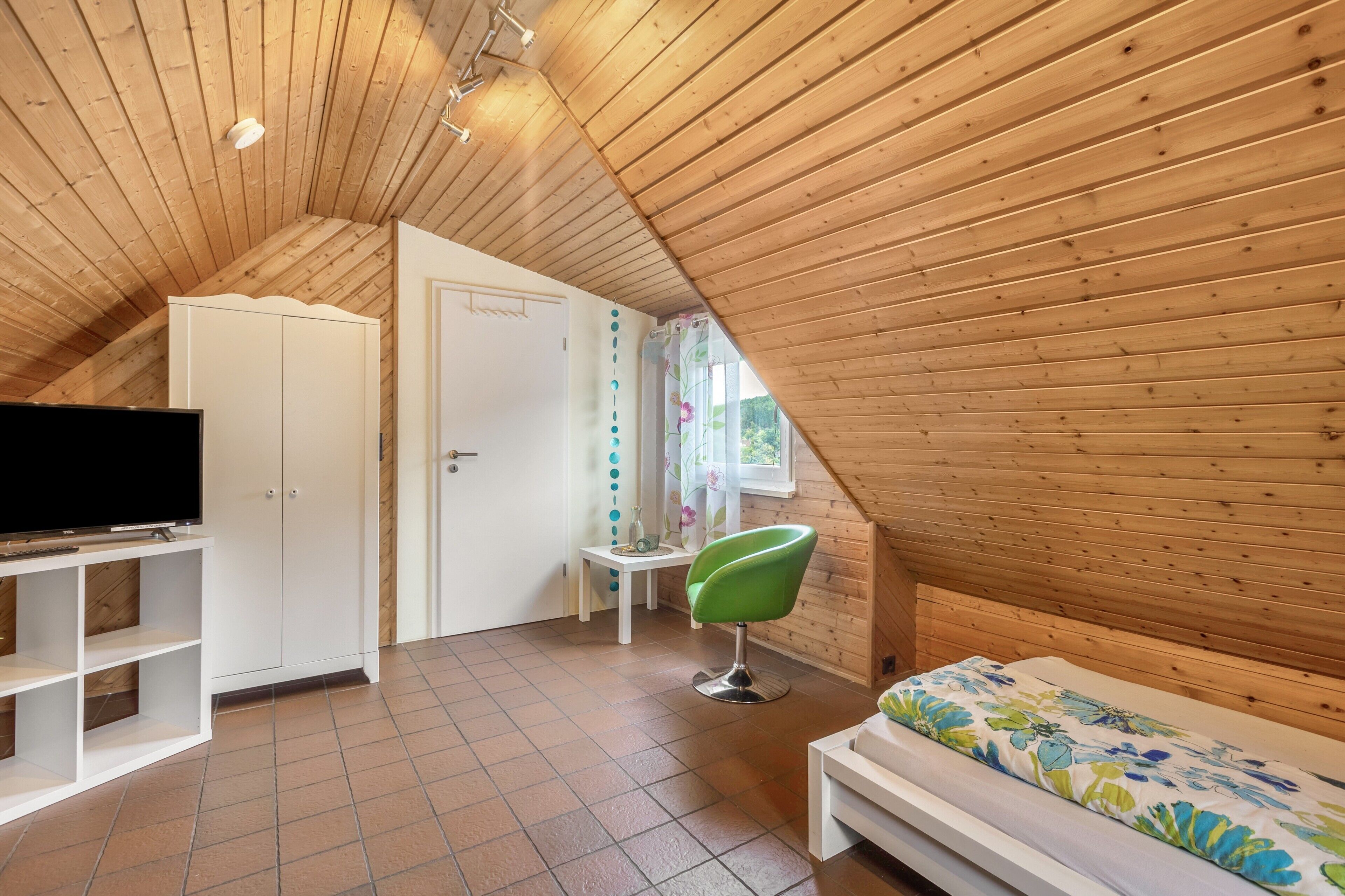 5 bedrooms, desk, iron/ironing board, WiFi