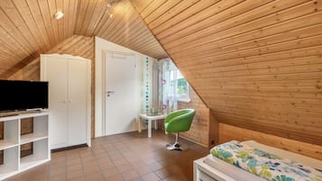5 bedrooms, desk, iron/ironing board, WiFi