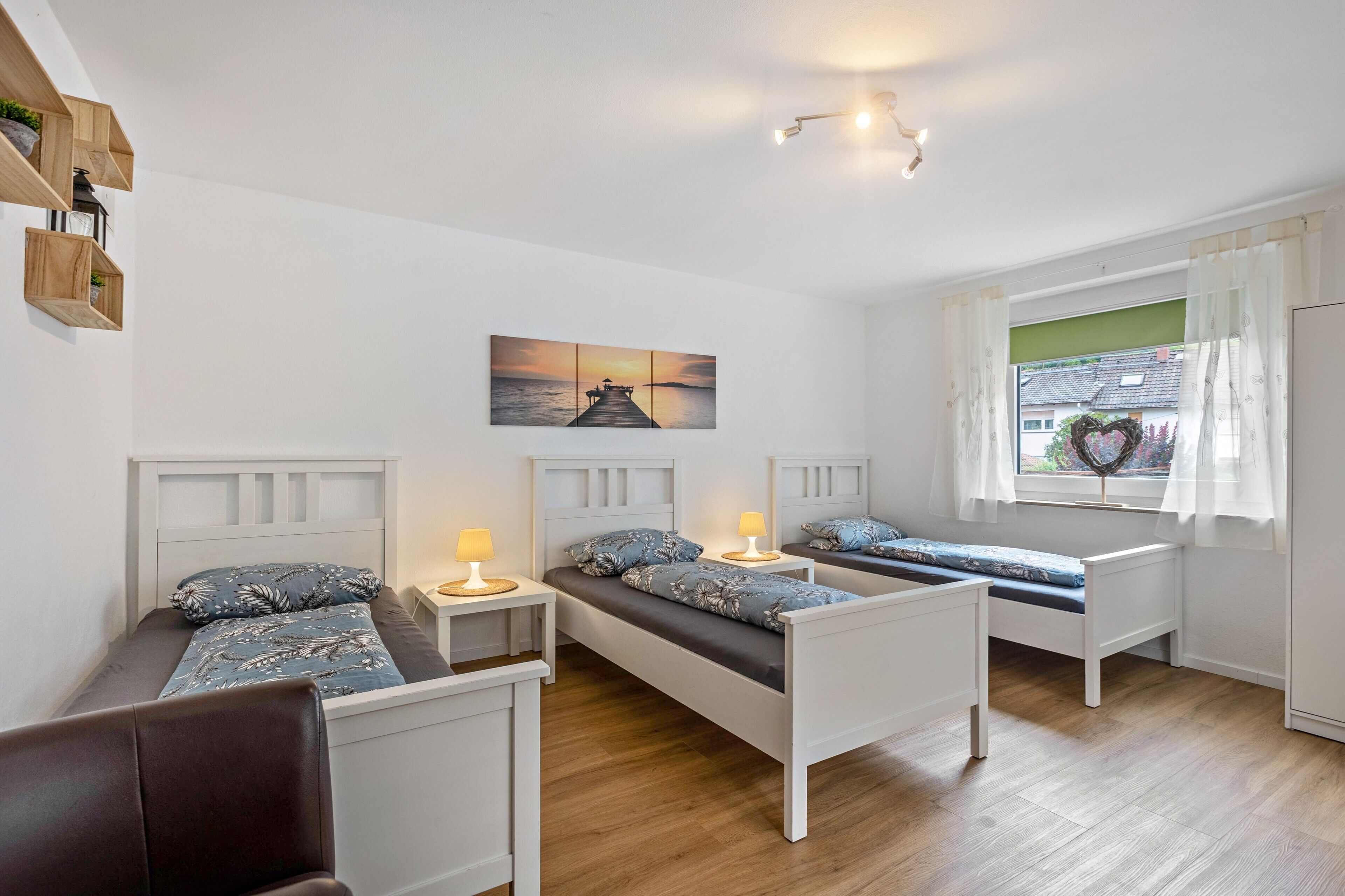 5 slaapkamers, een bureau, een strijkplank/strijkijzer, wifi
