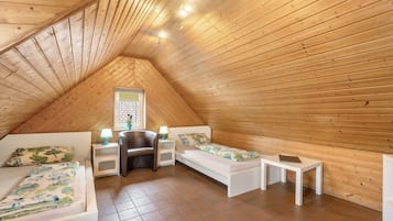 5 bedrooms, iron/ironing board, WiFi, bed sheets