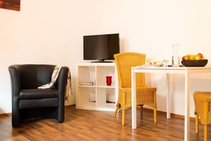 TV - Comfortable Holiday Home by the Castle – Quiet & Close to Nature (Usingen)