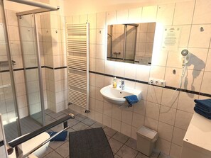 Ducha, secador de pelo y toallas