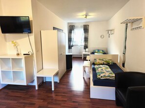 Tabla de planchar con plancha, wifi, ropa de cama