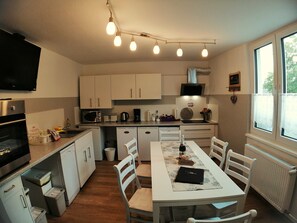 Fridge, microwave, oven, stovetop - Comfortable Holiday Home by the Castle – Quiet & Close to Nature (Usingen)