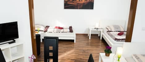 Tabla de planchar con plancha, wifi y ropa de cama