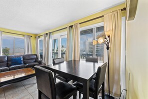 Apartamento Signature, 2 habitaciones, patio, vistas a la playa | Servicio de comidas en la habitación