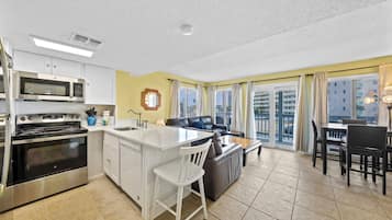 Signature Condo, 2 Bedrooms, Patio, Beach View | Private kitchen | Fridge, microwave, oven, stovetop