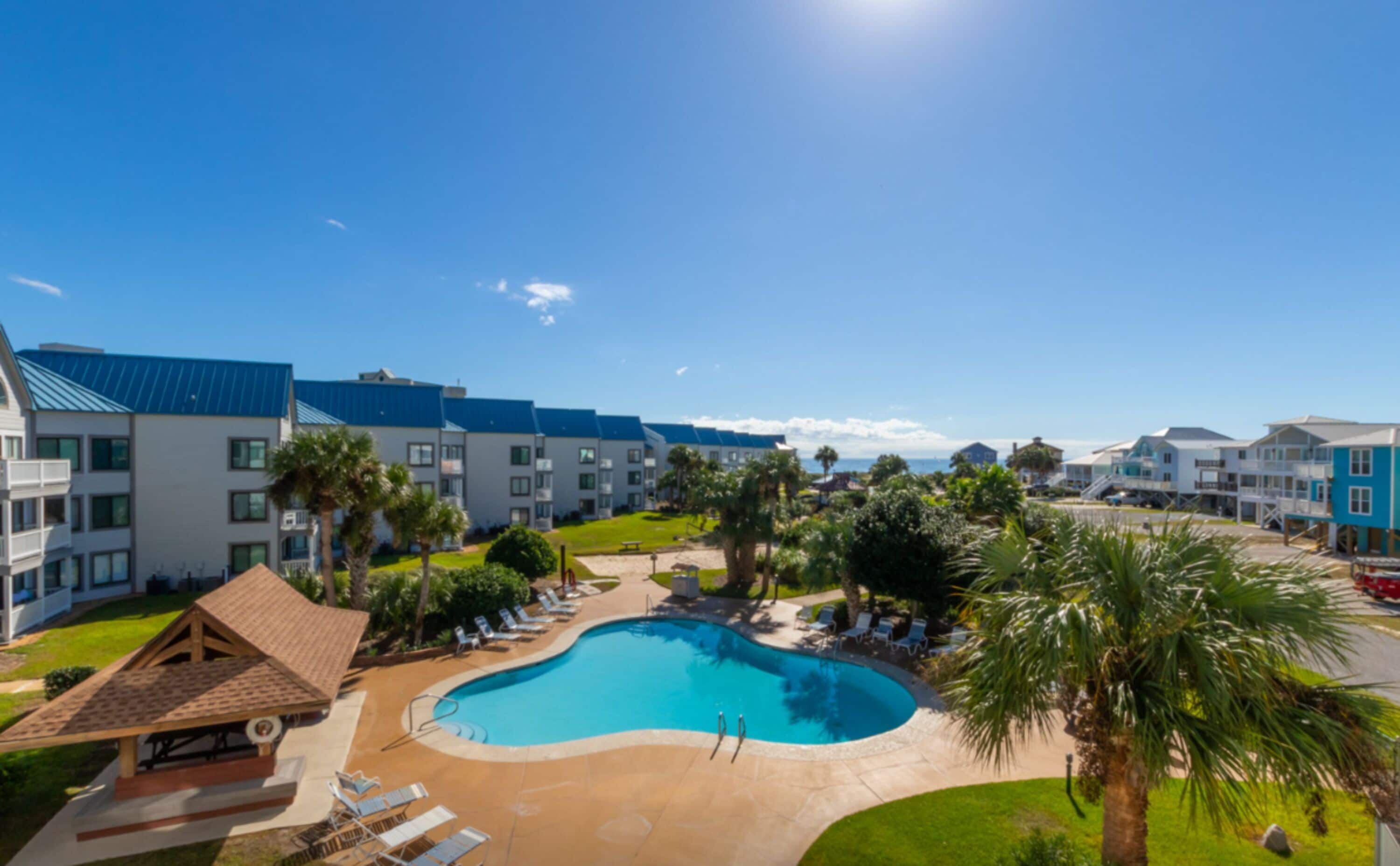 Kolam renang indoor dan kolam renang outdoor