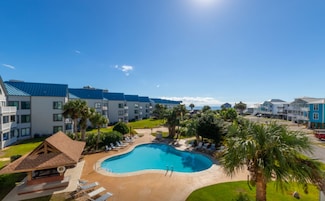 Una piscina techada, una piscina al aire libre