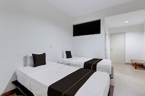 Desk, soundproofing, free WiFi, bed sheets - Townhouse Oak near The Park Mall Solo  (Grogol)