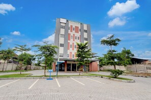 Un bâtiment moderne avec une enseigne indiquant « Nawasa ».