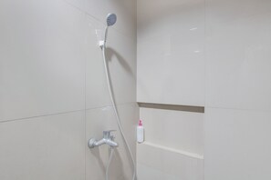 Habitación Deluxe con 2 camas individuales | Baño | Regadera, bidet, toallas, jabón