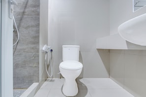 Deluxe Double Room | Bathroom | Shower - Townhouse Oak near The Park Mall Solo (Solo)