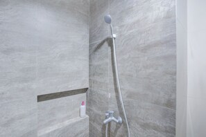 Habitación doble Deluxe | Baño | Regadera, bidet, toallas, jabón