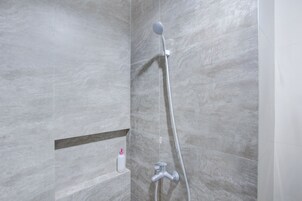 Deluxe Double Room | Bathroom | Shower, bidet, towels, soap