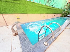 Outdoor pool - Hotel Bensen Puri (Puri)