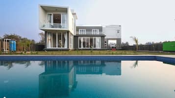 Villa superior, balcón, vistas al jardín | Piscina