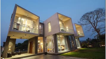 Villa superior, balcón, vistas al jardín | Exterior