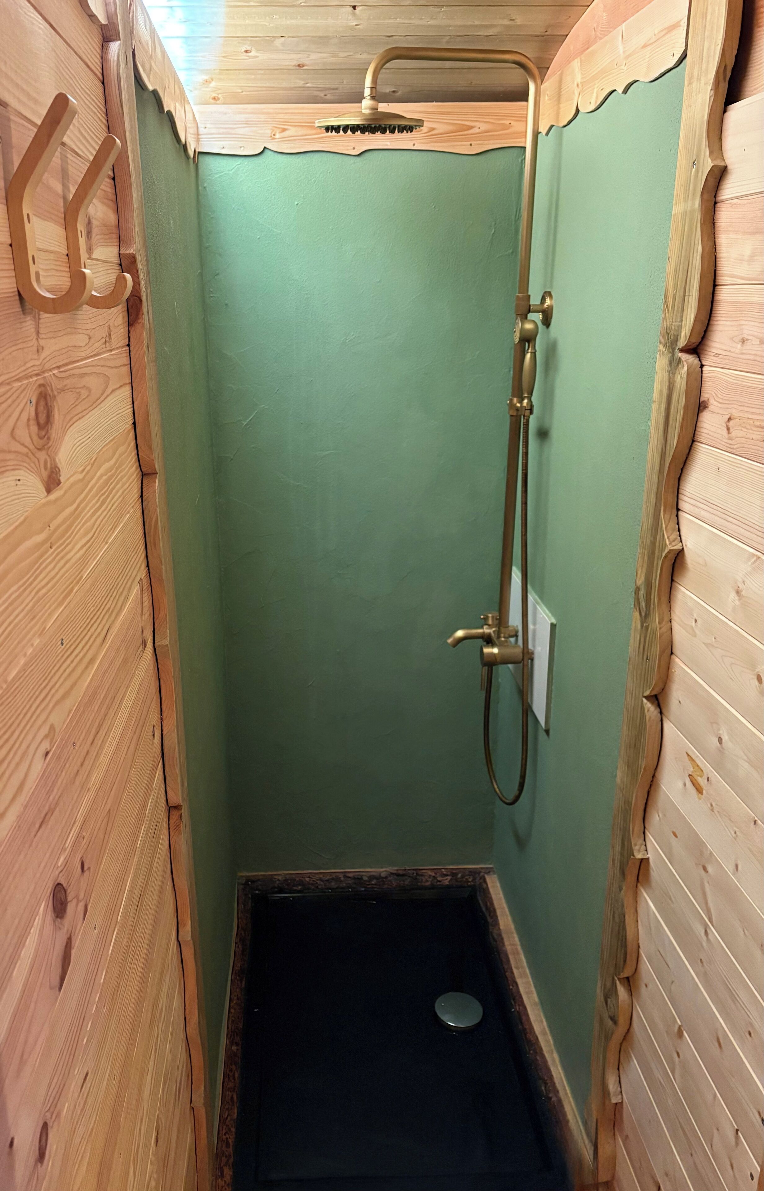 Een douche, handdoeken, zeep, toiletpapier