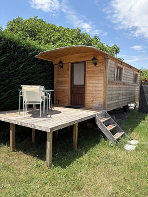 Outdoor dining - Chicken Roulotte at Les 3 Cèdres with a Pool and Air Conditioning (Cavaillon)