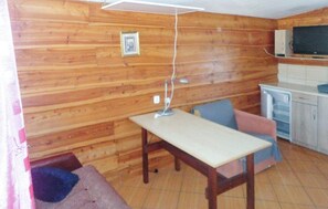 Una televisión, una chimenea