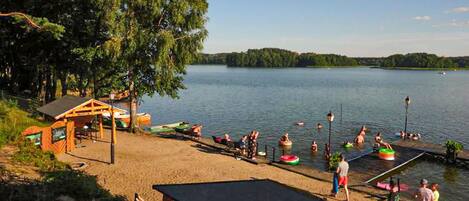 Nær stranden og fisking