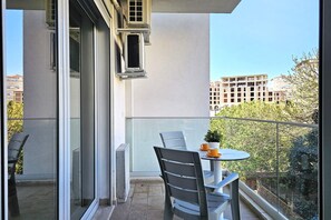 Outdoor dining - One Bedroom Apartment In Saranda - 001 (Sarandë)