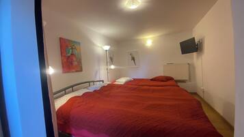 3 bedrooms, desk, iron/ironing board, free WiFi