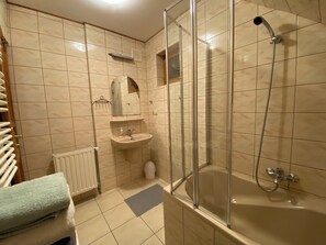 Dusche, Haartrockner, Handtücher, Toilettenpapier