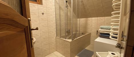 Bruser, hårtørrer, håndklæder, Toiletpapir