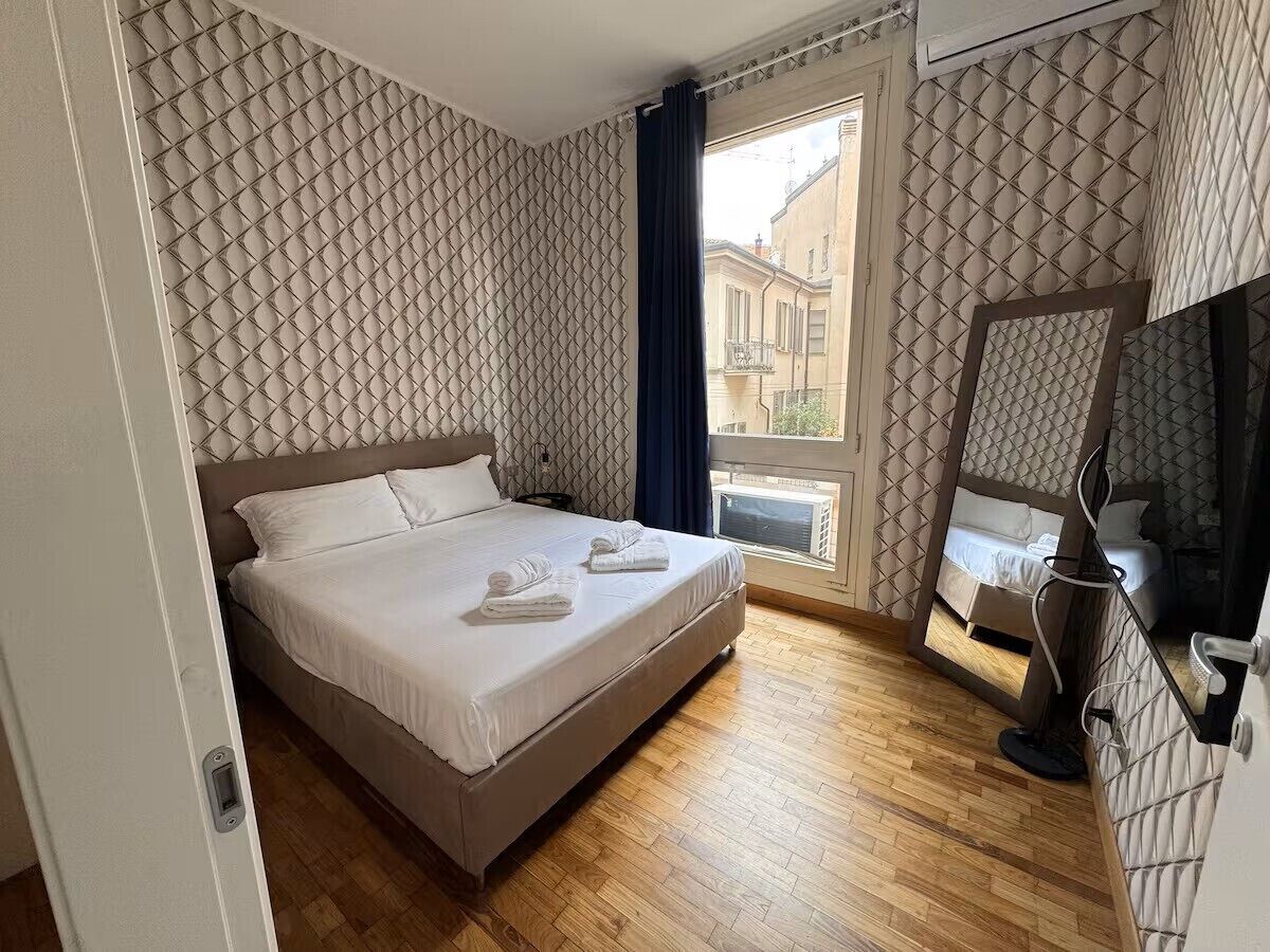 Tabla de planchar con plancha, wifi gratis, ropa de cama