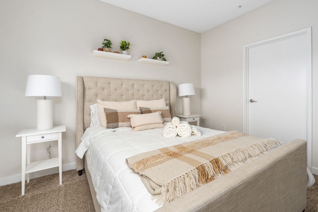 Desk, iron/ironing board, WiFi, bed sheets