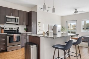 Geladeira, micro-ondas, fogão, cooktop