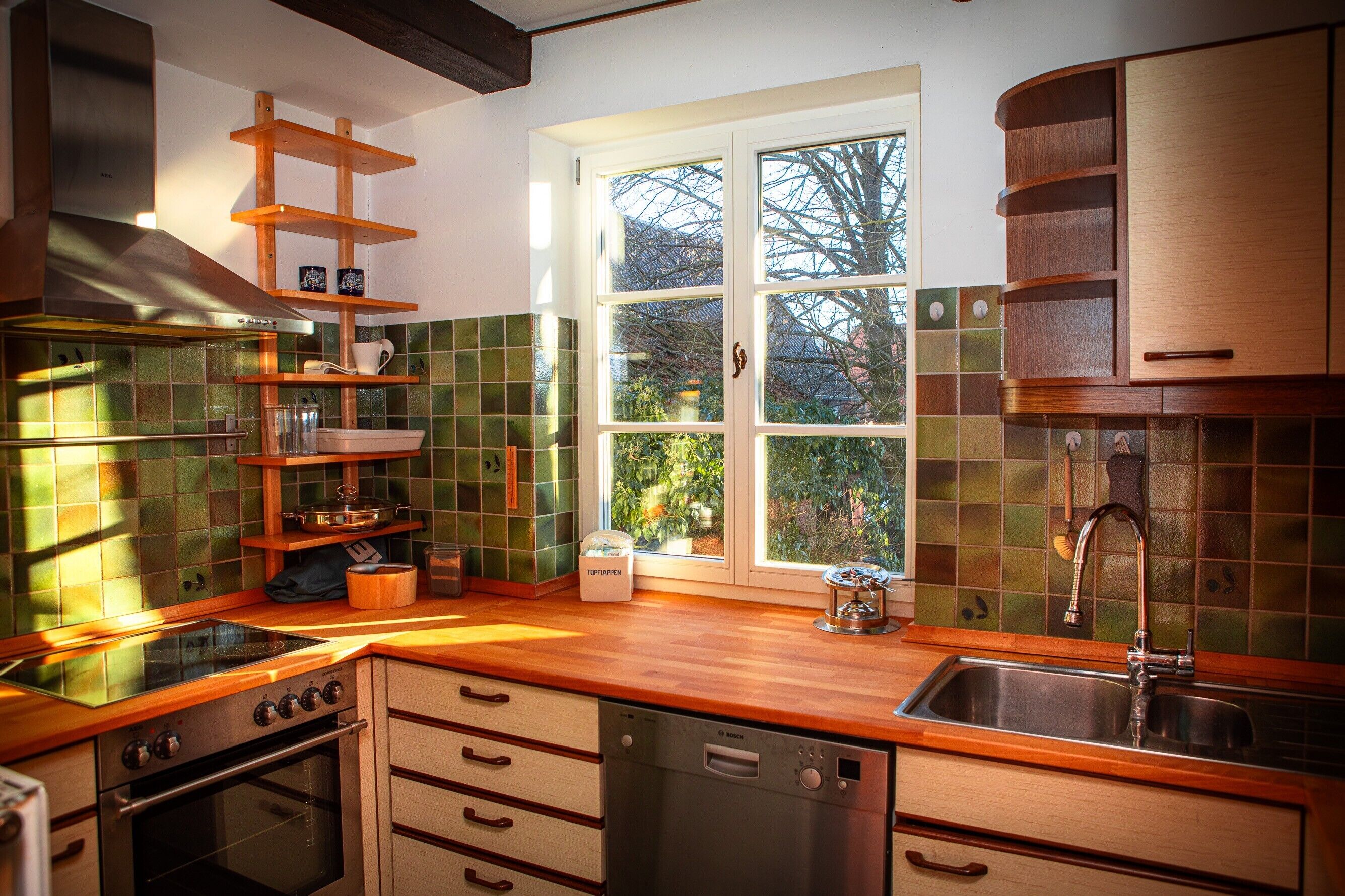 Jääkaappi, uuni, liesi, astianpesukone