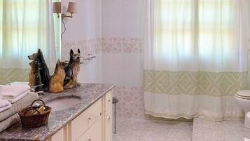 Apartamento clássico, vista para o jardim | Banheiro | Toalhas de banho, papel higiênico