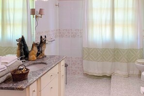 Classic Apartment, Garden View | Bathroom - VILLA GISA (Domus de Maria)