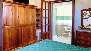 Apartamento clássico, vista para o jardim | Escrivaninha, espaço de trabalho para notebook, cortinas blackout