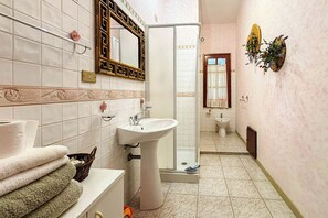 Classic Apartment, Garden View | Bathroom | Towels, toilet paper - VILLA GISA (Domus de Maria)