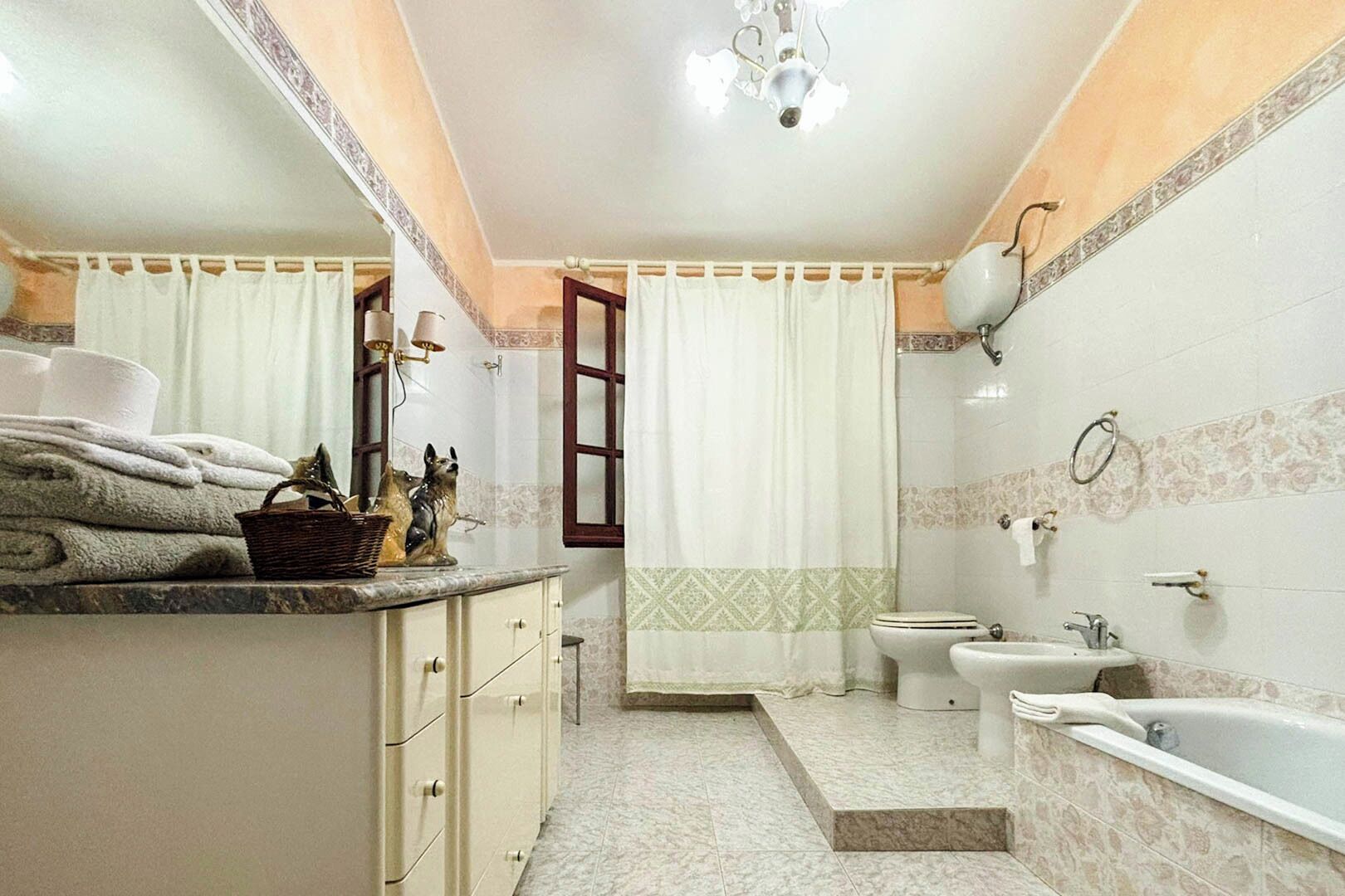 Classic Apartment, Garden View | Bathroom | Towels, toilet paper