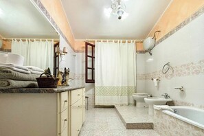 Classic Apartment, Garden View | Bilik Mandi | Tuala disediakan, tisu tandas 