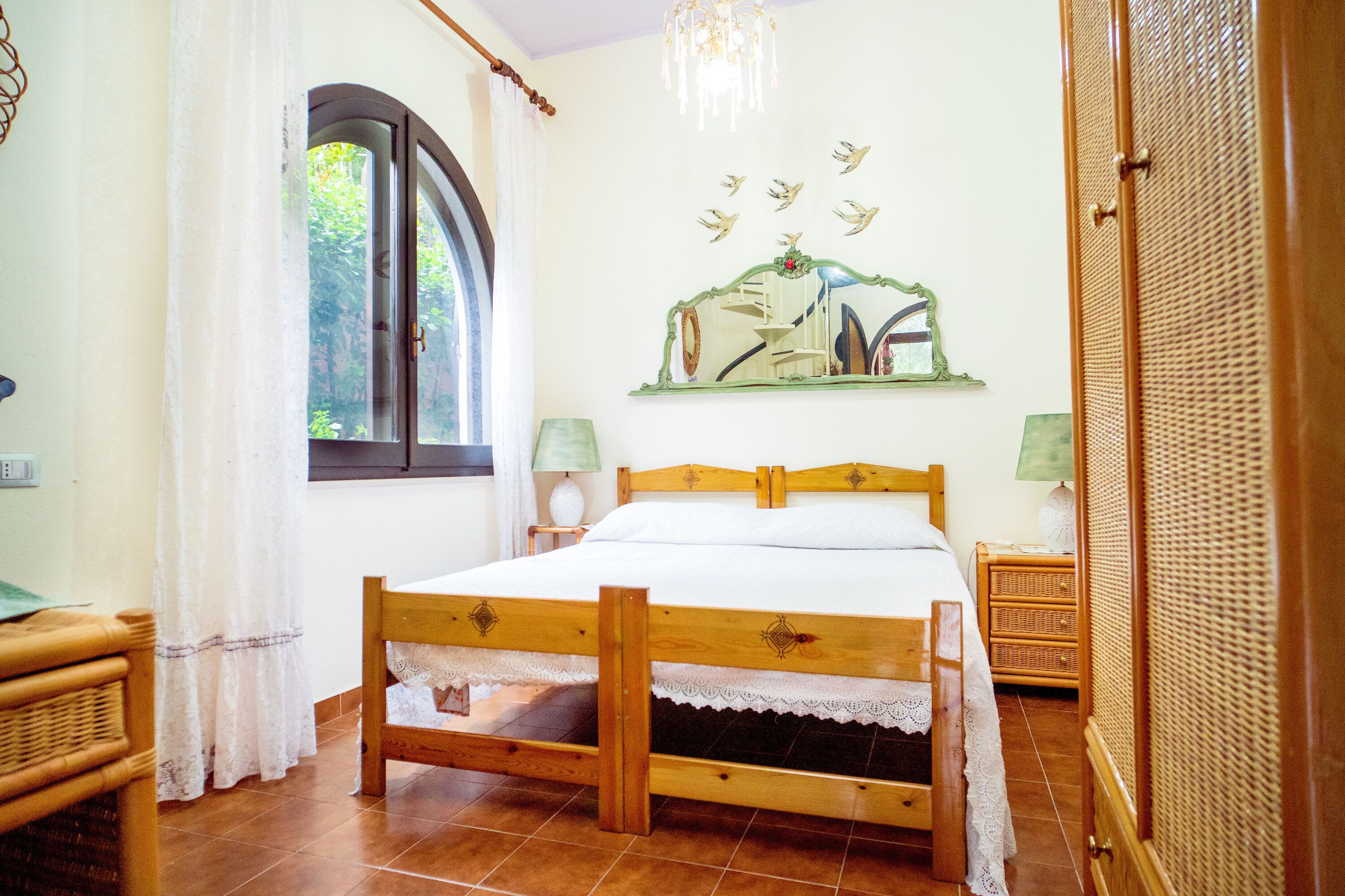 شقة كلاسيكية - منظر للحديقة | مكتب ومساحة عمل للكمبيوتر المحمول وستائر تعتيم ومكواة/لوح كي