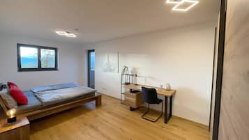 Dúplex, balcón, vistas al lago | Cortinas opacas y wifi gratis