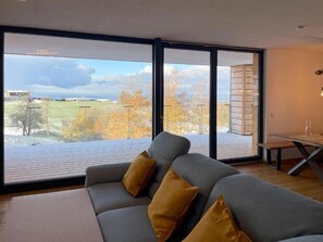 Nhà Duplex, ban công, quang cảnh hồ | Khu phòng khách | Smart TV 55-inch có truyền hình vệ tinh 