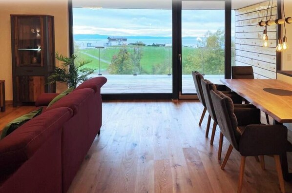 Appartement, balkon, uitzicht op meer | Woonruimte | Een 55-inch smart-tv met satellietzenders