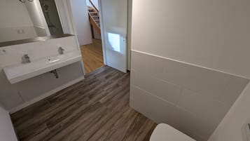 Nhà Duplex, ban công, quang cảnh hồ | Phòng tắm | Máy sấy tóc, sàn nhà có sưởi, khăn tắm, xà phòng