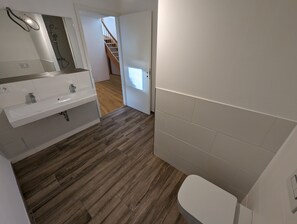 Nhà Duplex, ban công, quang cảnh hồ | Phòng tắm | Máy sấy tóc, sàn nhà có sưởi, khăn tắm, xà phòng 