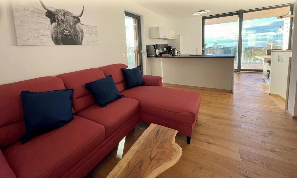 Dúplex, balcón, vistas al lago | Zona de estar | Smart TV de 55 pulgadas con canales por satélite