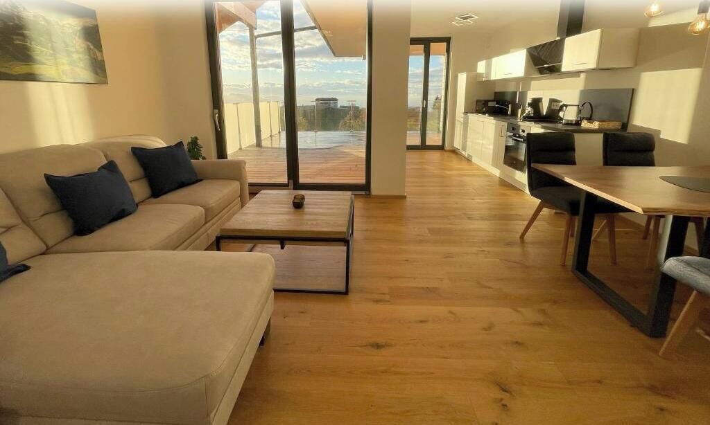 Apartamento, balcón, vistas al lago | Zona de estar | Smart TV de 55 pulgadas con canales por satélite