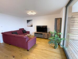 Appartement, balkon, uitzicht op meer | Woonruimte | Een 55-inch smart-tv met satellietzenders